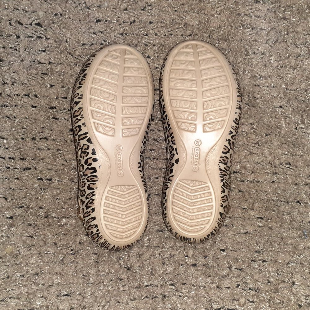 CROCS-Leopard Print Slingback Flats w/Flower Jibbitz-Sz 5-Excellent - Picture 7 of 7